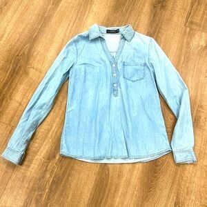 💚5 100% cotton light denim long sleeve V-neck shirt size XS
